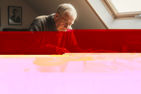 Een gezin komt aan bij een vakantiepark in de duinen op Ameland, klaar om te genieten van een ontspannen verblijf aan zee.