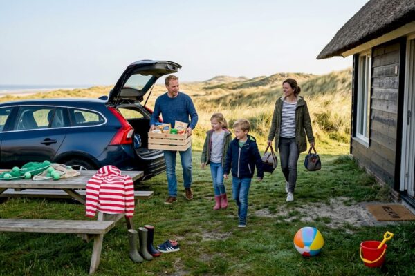 Een gezin komt aan bij hun vakantiehuisje op de Waddeneilanden.