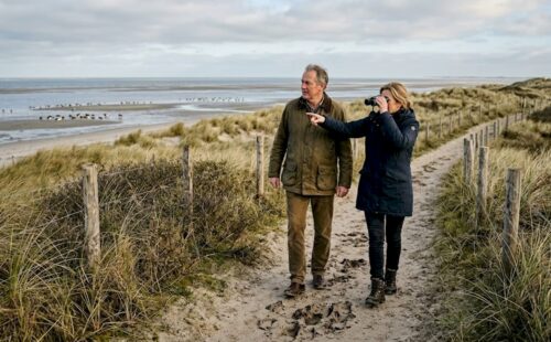 Stelletje spot vogels tijdens een wandeling over het Oerd op Ameland