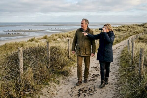 Stelletje spot vogels tijdens een wandeling over het Oerd op Ameland