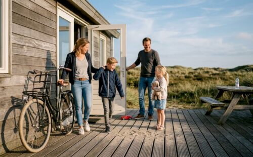 Het gezin komt aan bij hun vakantiehuisje in de duinen op Ameland.