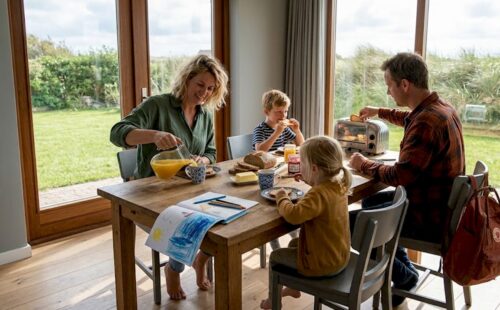 Samen genieten aan de eettafel in een zonnig vakantiehuis