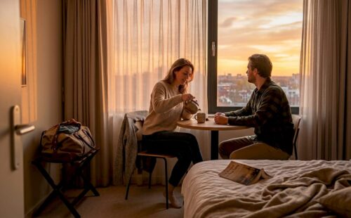 Stelletje ontspant samen in hun hotelkamer terwijl de avondzon naar binnen schijnt.