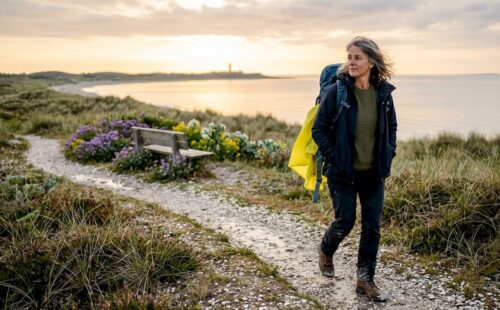 Een vrouw slentert ontspannen over een rustig pad op het eiland.