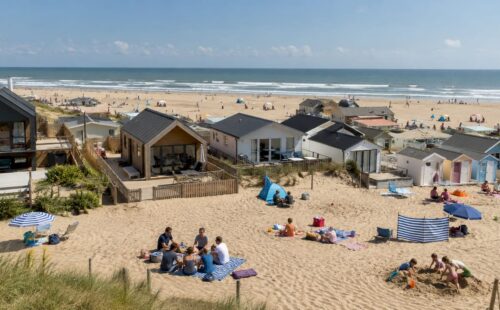 Aan de Nederlandse kust vind je allerlei soorten strandhuisjes, van knusse chalets tot moderne lodges.