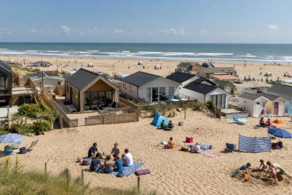 Aan de Nederlandse kust vind je allerlei soorten strandhuisjes, van knusse chalets tot moderne lodges.