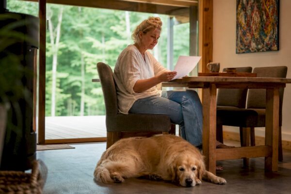 Vrouw bekijkt samen met haar hond haar reservering