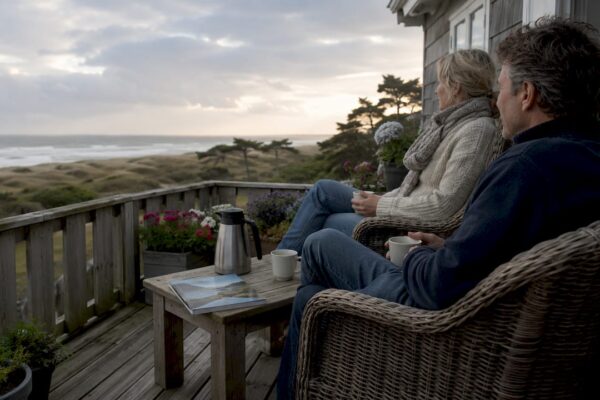 Stelletje geniet samen van de rust op het terras van een kleinschalig vakantieadres.