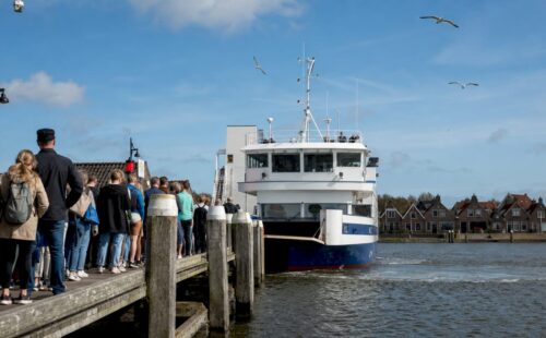 De veerboot in de haven van Holwerd ligt klaar om in te schepen.