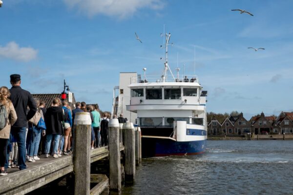De veerboot in de haven van Holwerd ligt klaar om in te schepen.