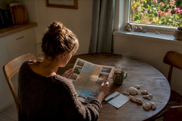 Vrouw oriënteert zich op vakantiehuisjes op de Waddeneilanden