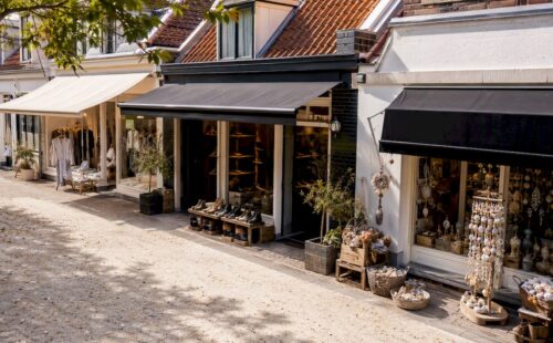 De gezellige winkelstraat van Nes op Ameland staat bekend om zijn authentieke eilandwinkels, waar je lokale producten en unieke souvenirs kunt vinden.