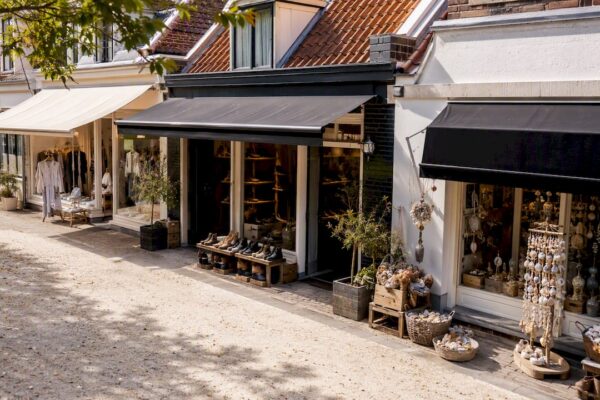De gezellige winkelstraat van Nes op Ameland staat bekend om zijn authentieke eilandwinkels, waar je lokale producten en unieke souvenirs kunt vinden.