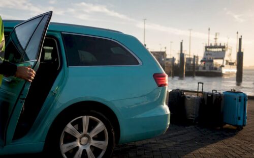 Taxi staat klaar bij de veerboot naar Ameland