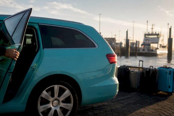 Taxi staat klaar bij de veerboot naar Ameland