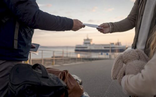 Passagiers met bagage bij de veerbootterminal
