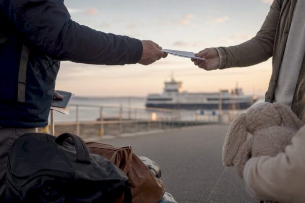 Passagiers met bagage bij de veerbootterminal