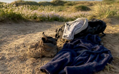 Waterdichte wandelschoenen zijn onmisbaar tijdens een strandwandeling op de Waddeneilanden.