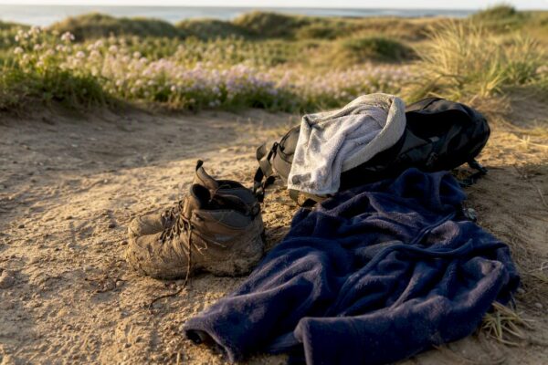Waterdichte wandelschoenen zijn onmisbaar tijdens een strandwandeling op de Waddeneilanden.