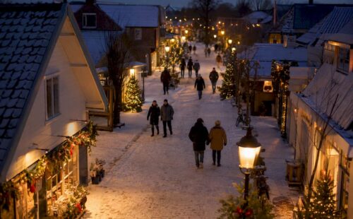 Dorpsstraat op Ameland met kerstverlichting in de schemering