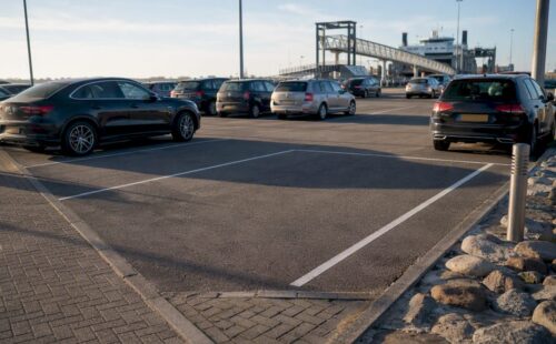 Parkeerterrein bij de veerterminal in Holwert
