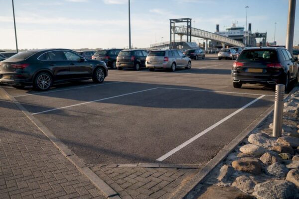 Parkeerterrein bij de veerterminal in Holwert