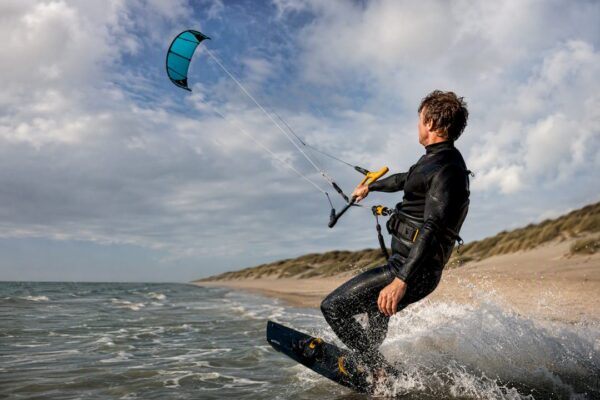 Kitesurfen op de Noordzee bij Ameland