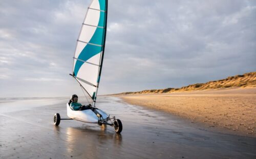 Strandzeilwagen rijdt over het Amelander laagwaterstrand