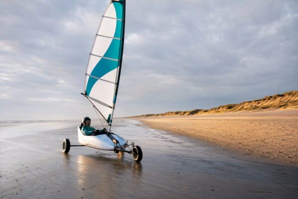 Strandzeilwagen rijdt over het Amelander laagwaterstrand