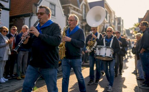 Dweilorkest op evenement in Nes