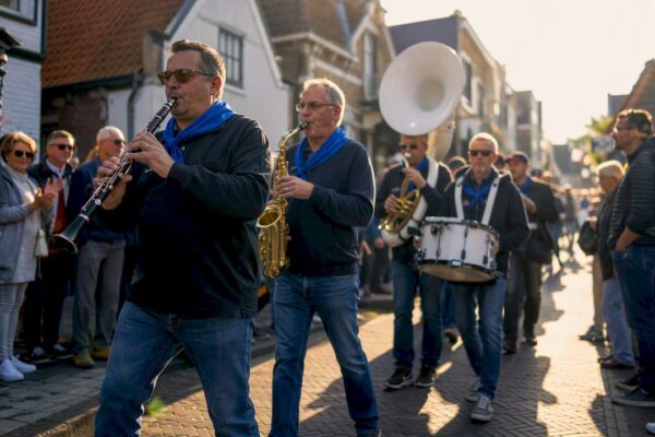 Dweilorkest op evenement in Nes