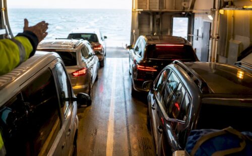 Auto's op het autodek van een veerboot