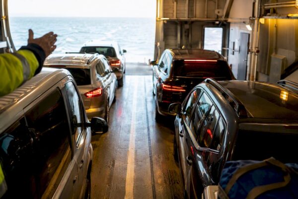 Auto's op het autodek van een veerboot