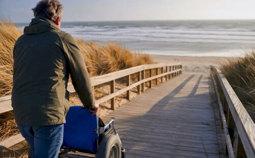 Begeleider voor de strandrolstoel op Ameland
