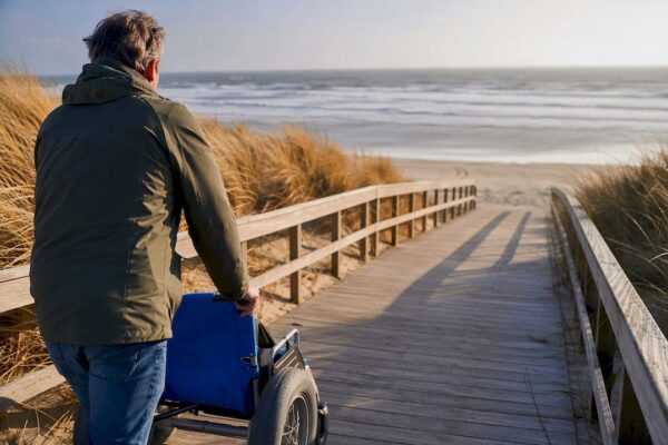 Begeleider voor de strandrolstoel op Ameland