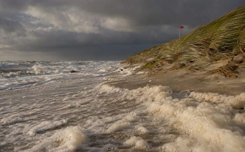 Grote golven langs de kust van Ameland