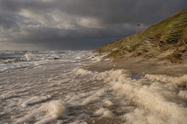 Grote golven langs de kust van Ameland