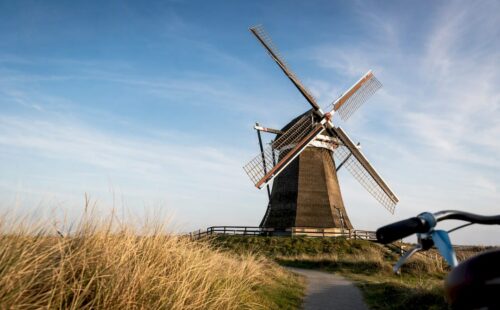 Korenmolen De Phenix in Nes bij avondlicht