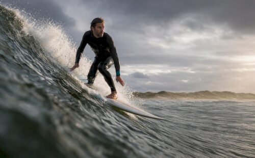 Surfer op een krachtige golf bij Hollum