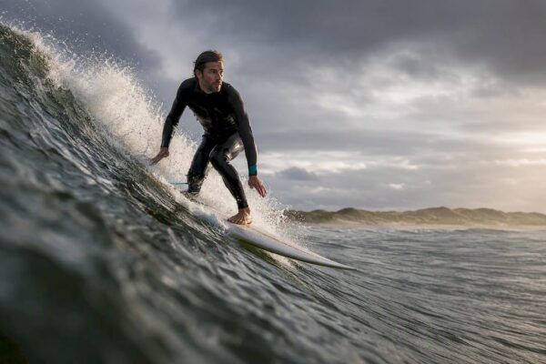 Surfer op een krachtige golf bij Hollum