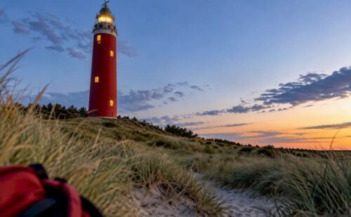Vuurtoren Bornrif boven de duinen