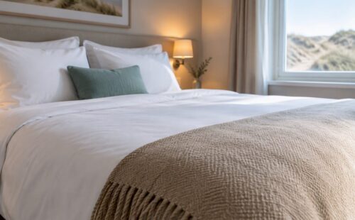 Vakantiebed opgemaakt met fris beddengoed