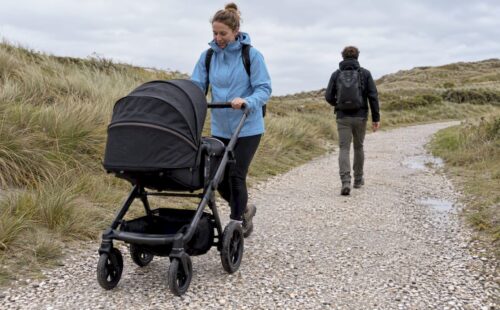 Kinderwagen op een wandelpad tussen de duinen van Ameland