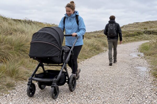Kinderwagen op een wandelpad tussen de duinen van Ameland