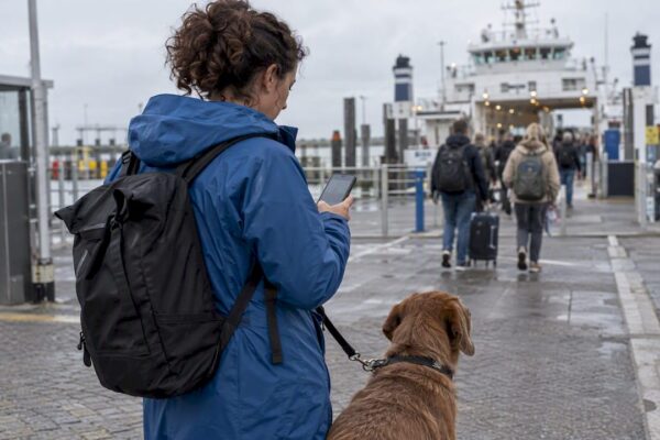 Reiziger met hond op de veerboot naar Ameland