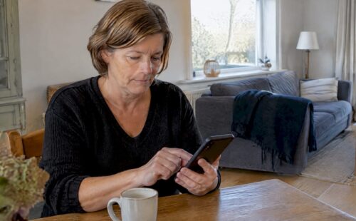 Gast kijkt de huisregels door voor het boeken