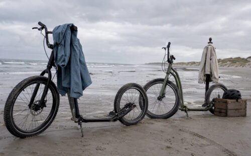 Tieners scheuren met kickbikes over het strand van Ameland