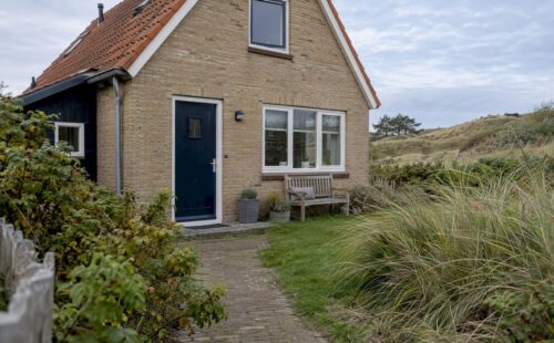 Vakantiehuis op Ameland met een blauwe voordeur