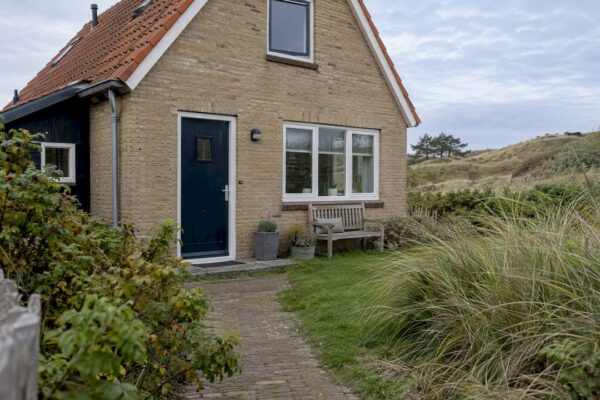 Vakantiehuis op Ameland met een blauwe voordeur