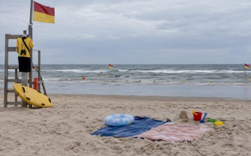 Gezin zwemt binnen het bewaakte zwemgebied op Ameland